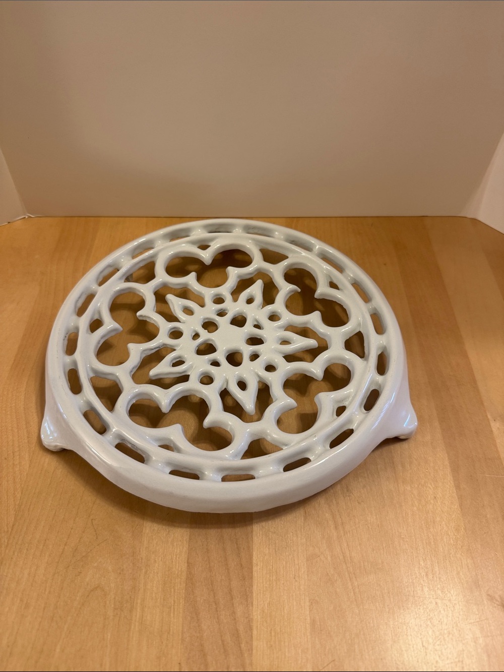 White enamel floral design cast iron deluxe round trivit